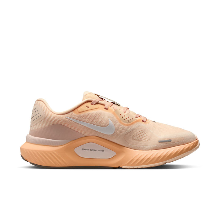 Nike Damen Structure 26 – Guava Ice/Sail/Silt Red/Orange Chalk – Stabilität – HO25