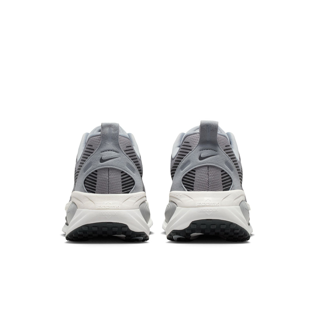 Nike Vomero 18 - Gris loup/Anthracite/Platine pur - Neutre - SP26