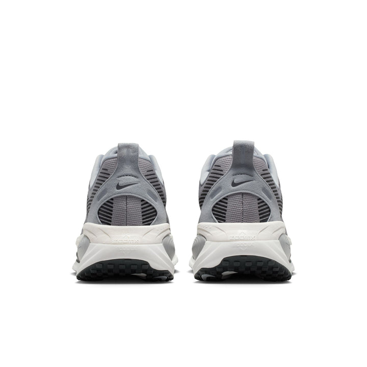 Nike Vomero 18 - Gris loup/Anthracite/Platine pur - Neutre - SP26
