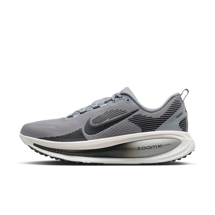 Nike Vomero 18 - Gris loup/Anthracite/Platine pur - Neutre - SP26