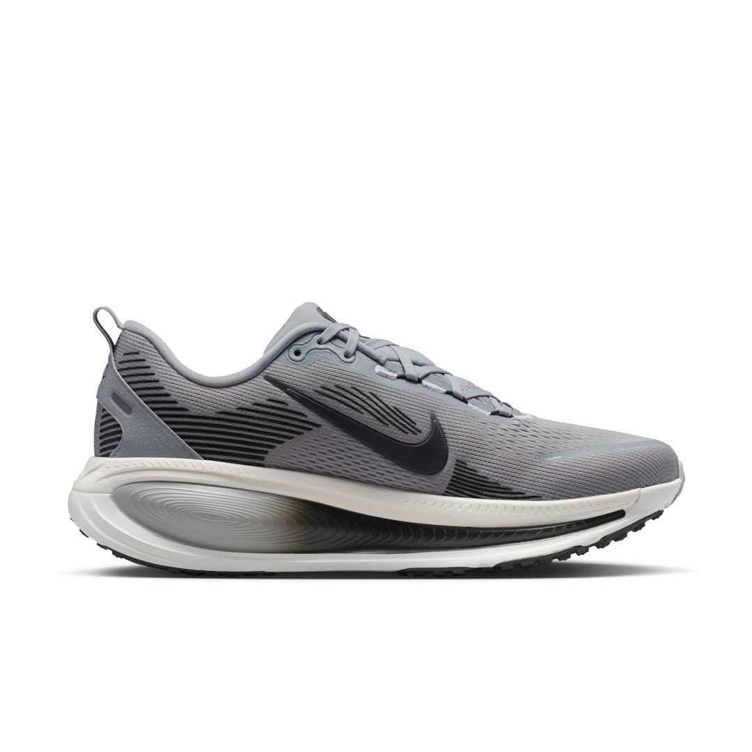 Nike Vomero 18 - Gris loup/Anthracite/Platine pur - Neutre - SP26