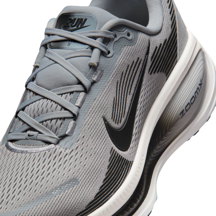 Nike Vomero 18 - Gris loup/Anthracite/Platine pur - Neutre - SP26