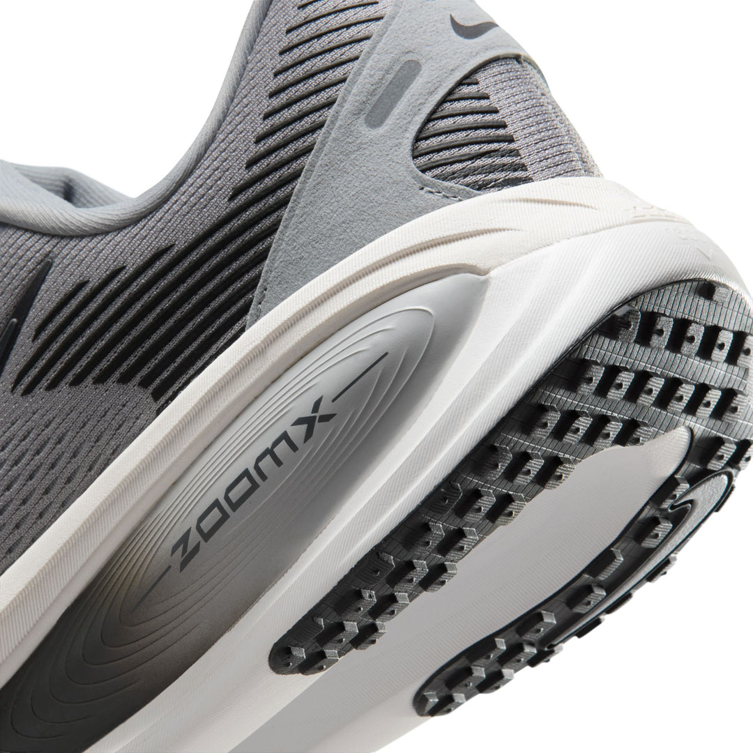 Nike Vomero 18 - Gris loup/Anthracite/Platine pur - Neutre - SP26