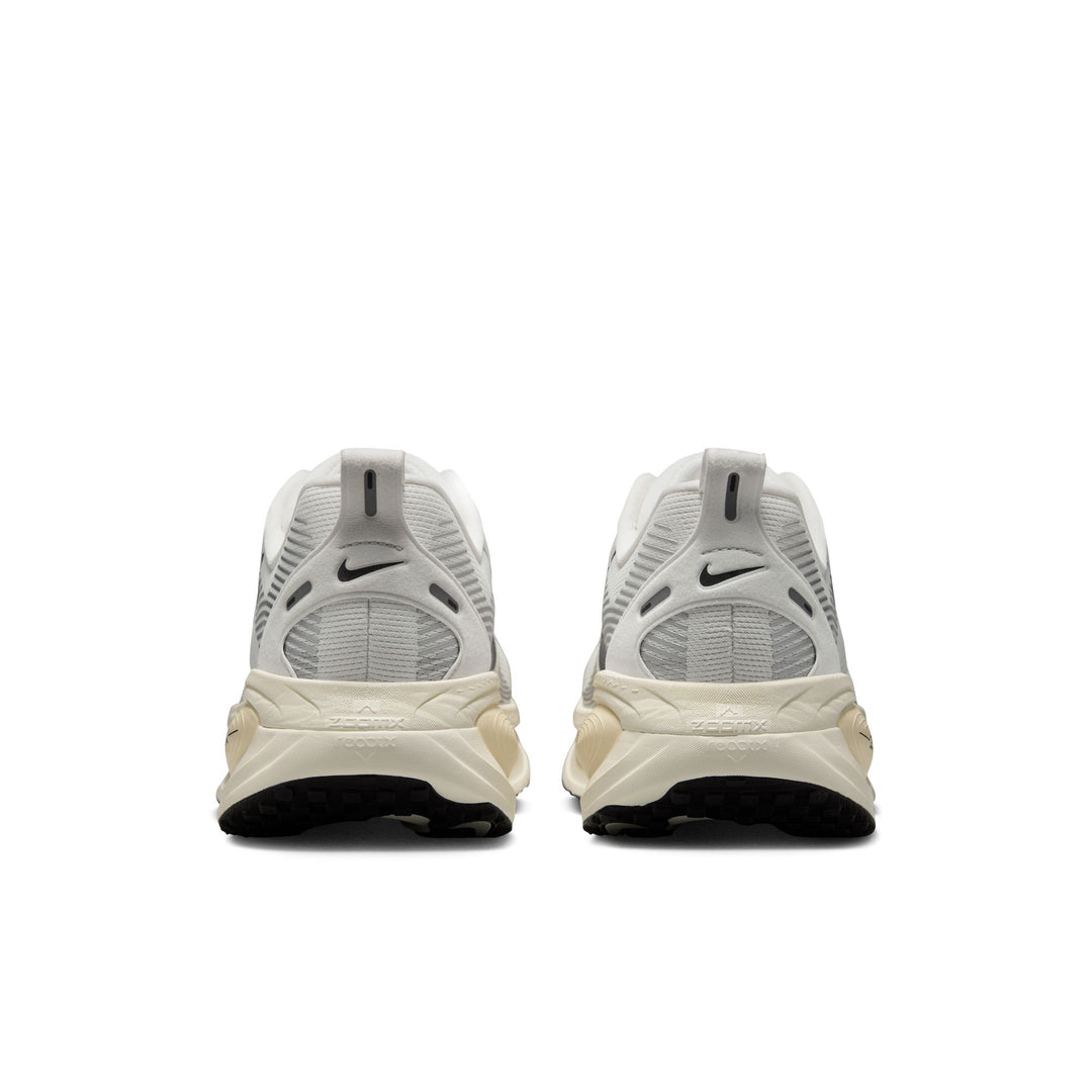 Nike Herren Vomero 18 – Summit White/Schwarz/Coconut Milk – Neutral – SP25