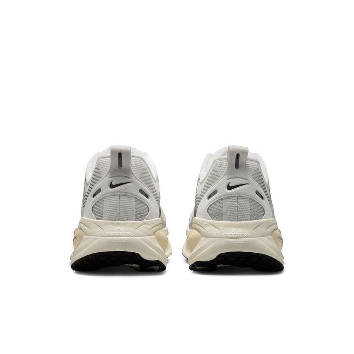 Nike Herren Vomero 18 – Summit White/Schwarz/Coconut Milk – Neutral – SP25