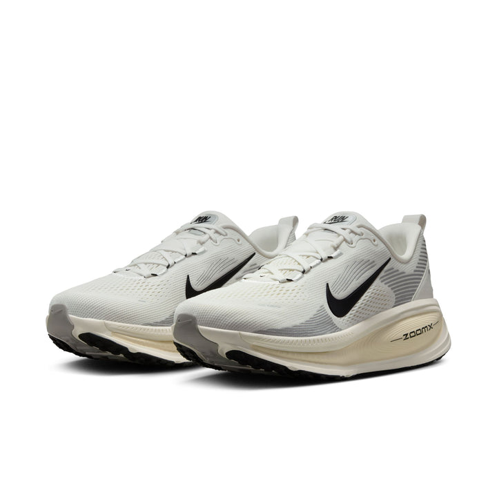 Nike Herren Vomero 18 – Summit White/Schwarz/Coconut Milk – Neutral – SP25