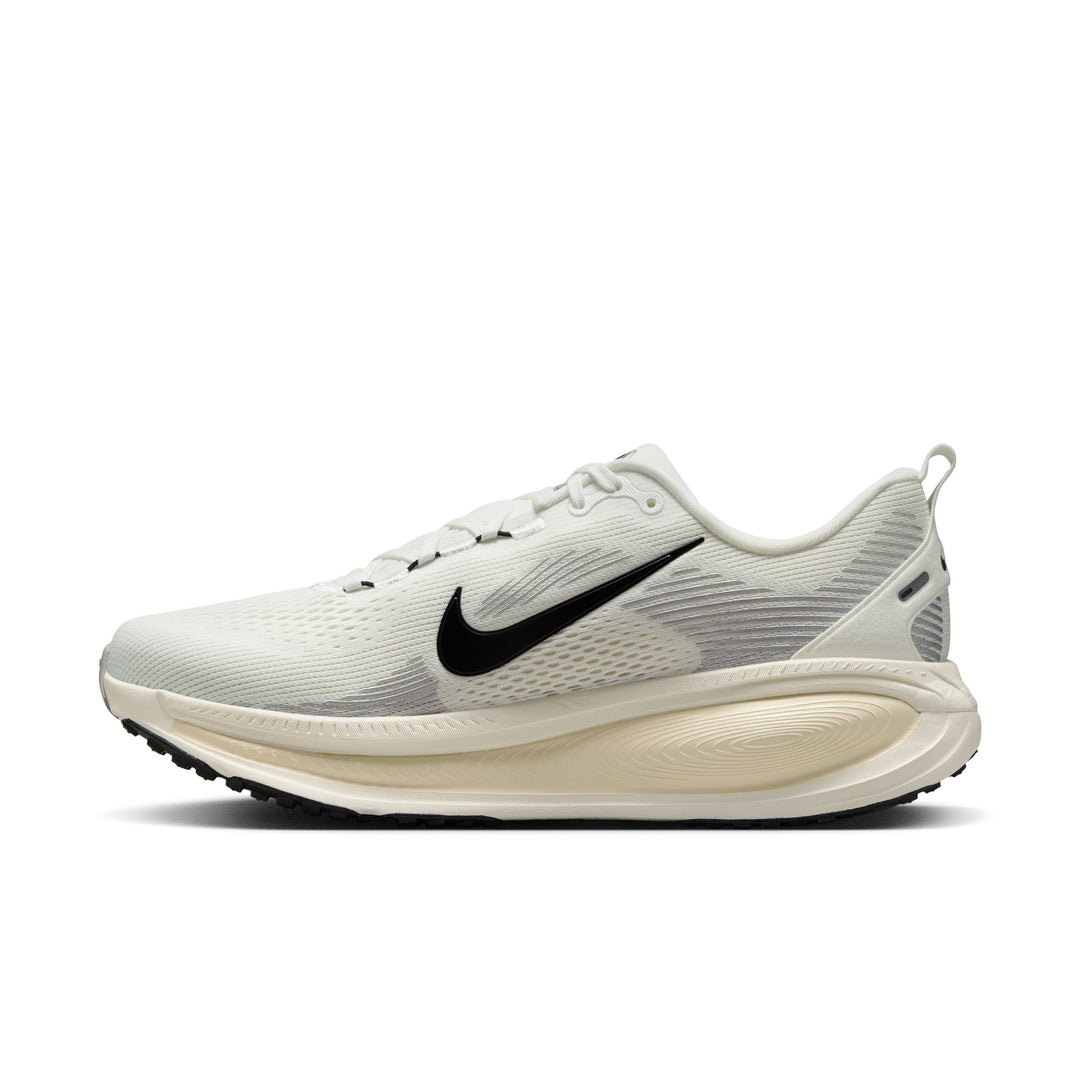 Nike Herren Vomero 18 – Summit White/Schwarz/Coconut Milk – Neutral – SP25