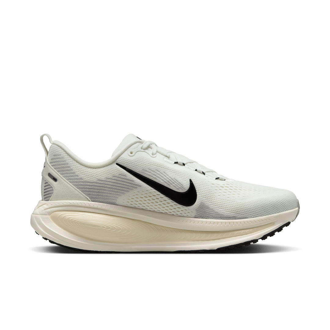 Nike Herren Vomero 18 – Summit White/Schwarz/Coconut Milk – Neutral – SP25