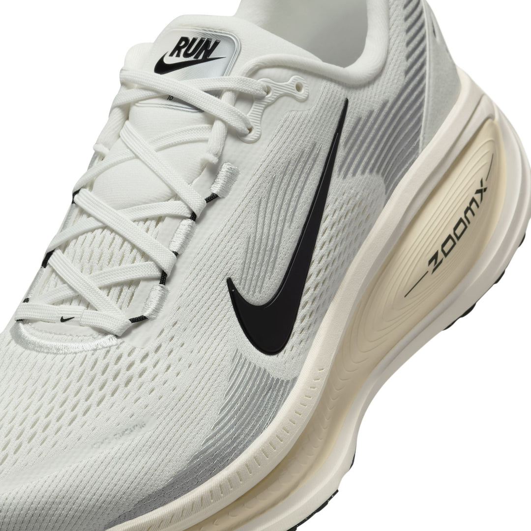 Nike Herren Vomero 18 – Summit White/Schwarz/Coconut Milk – Neutral – SP25