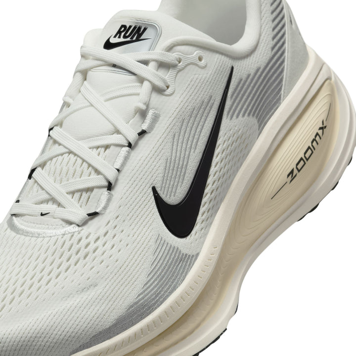 Nike Herren Vomero 18 – Summit White/Schwarz/Coconut Milk – Neutral – SP25
