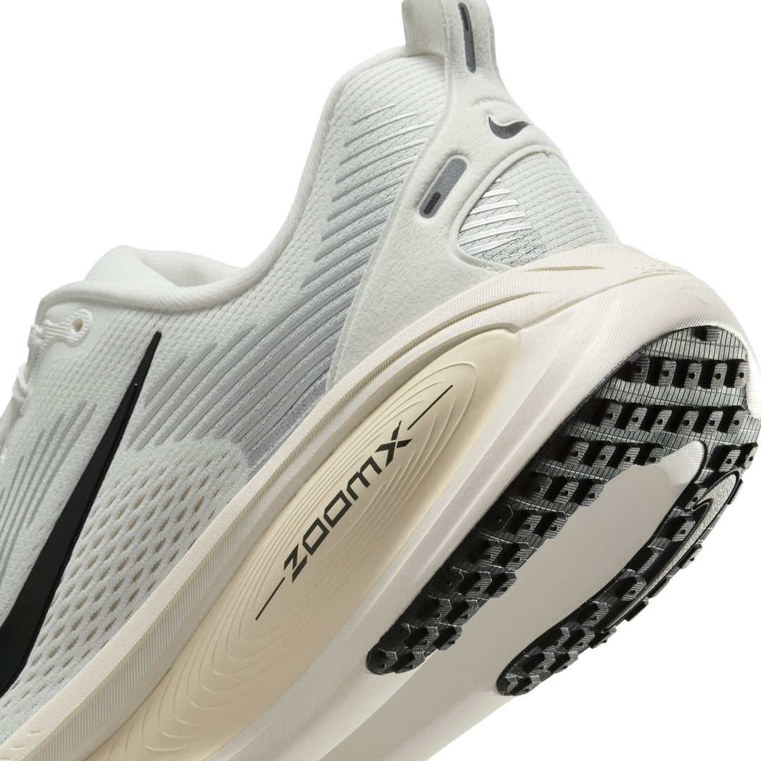 Nike Herren Vomero 18 – Summit White/Schwarz/Coconut Milk – Neutral – SP25