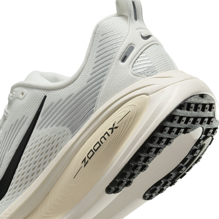 Nike Herren Vomero 18 – Summit White/Schwarz/Coconut Milk – Neutral – SP25