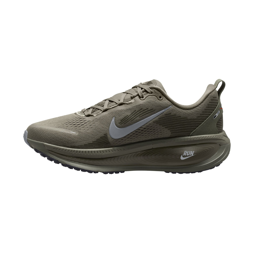 Nike Mens Vomero 18 - Silver Sage/Wolf Grey/Medium Olive - Neutral - AW25