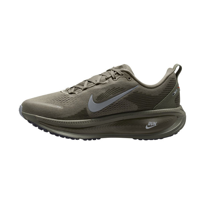 Nike Mens Vomero 18 - Silver Sage/Wolf Grey/Medium Olive - Neutral - AW25