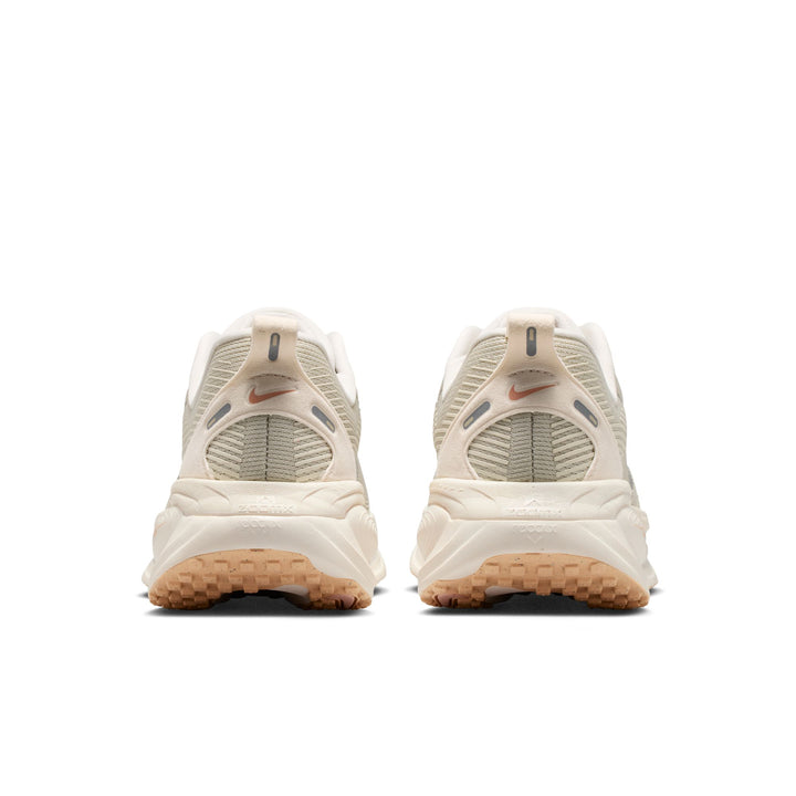 Nike Womens Vomero 18 - Light Bone/Metallic Silver/Arctic Orange - Neutral - SU26