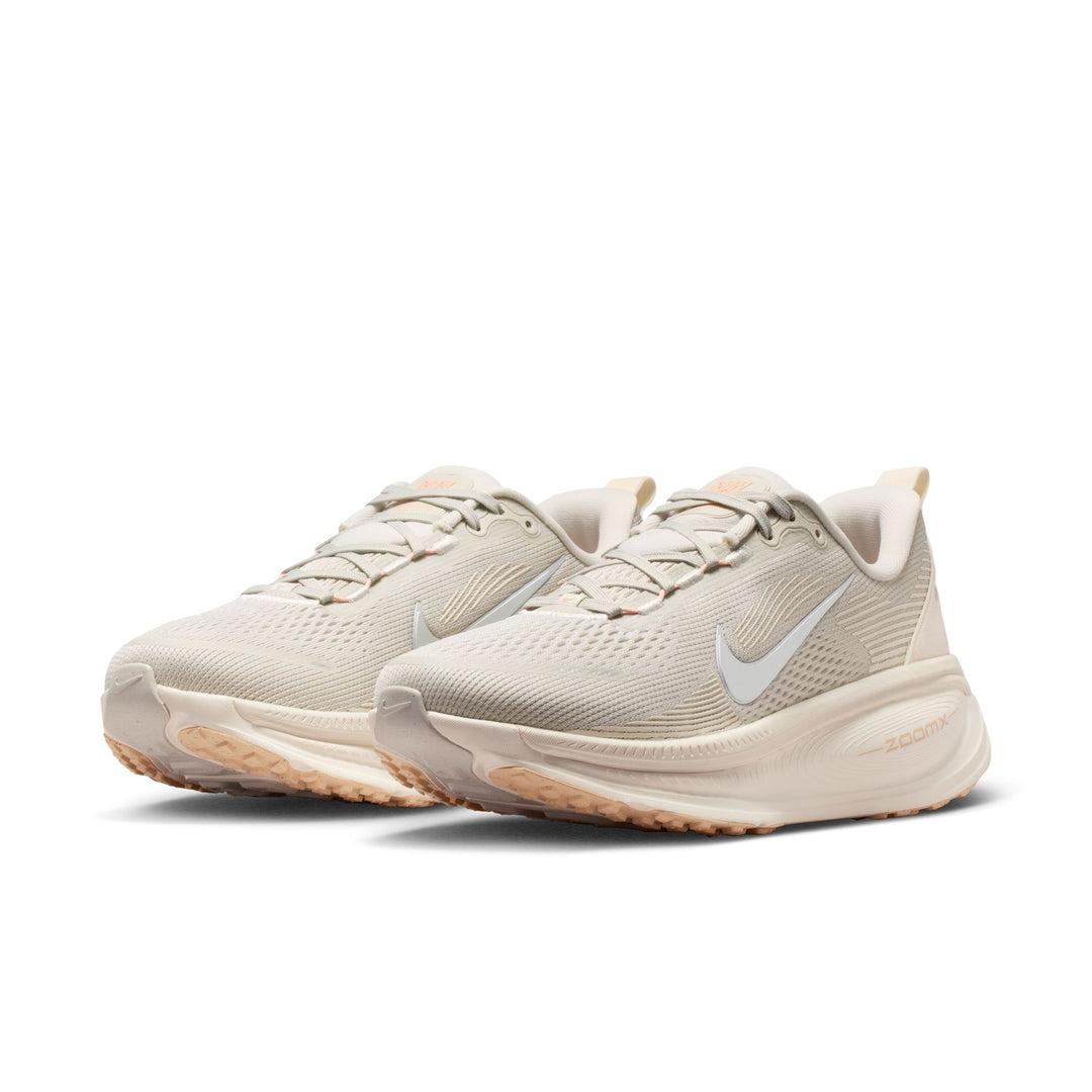 Nike Womens Vomero 18 - Light Bone/Metallic Silver/Arctic Orange - Neutral - SU26