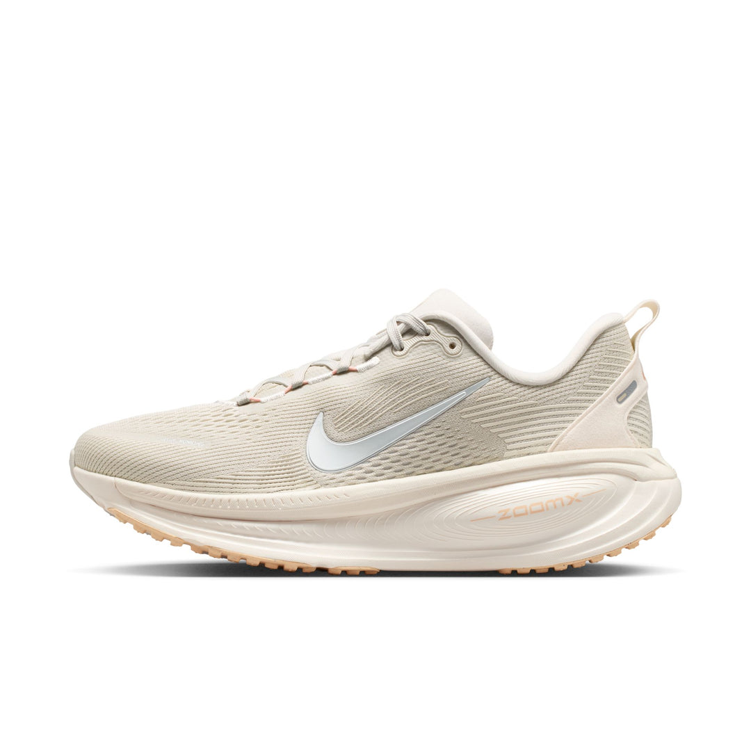Nike Womens Vomero 18 - Light Bone/Metallic Silver/Arctic Orange - Neutral - SU26
