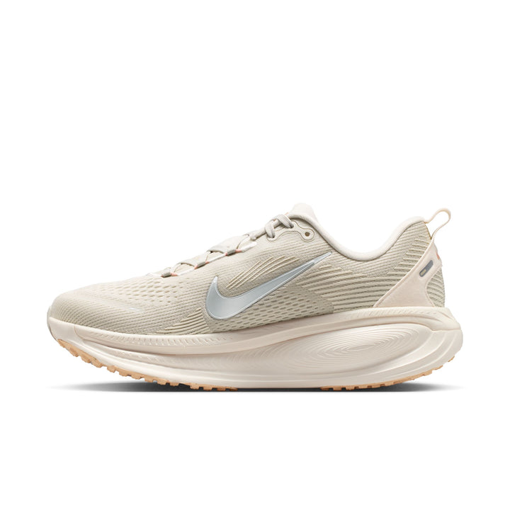 Nike Womens Vomero 18 - Light Bone/Metallic Silver/Arctic Orange - Neutral - SU26