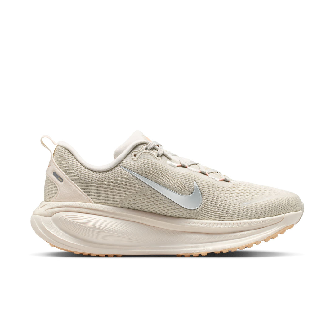 Nike Womens Vomero 18 - Light Bone/Metallic Silver/Arctic Orange - Neutral - SU26