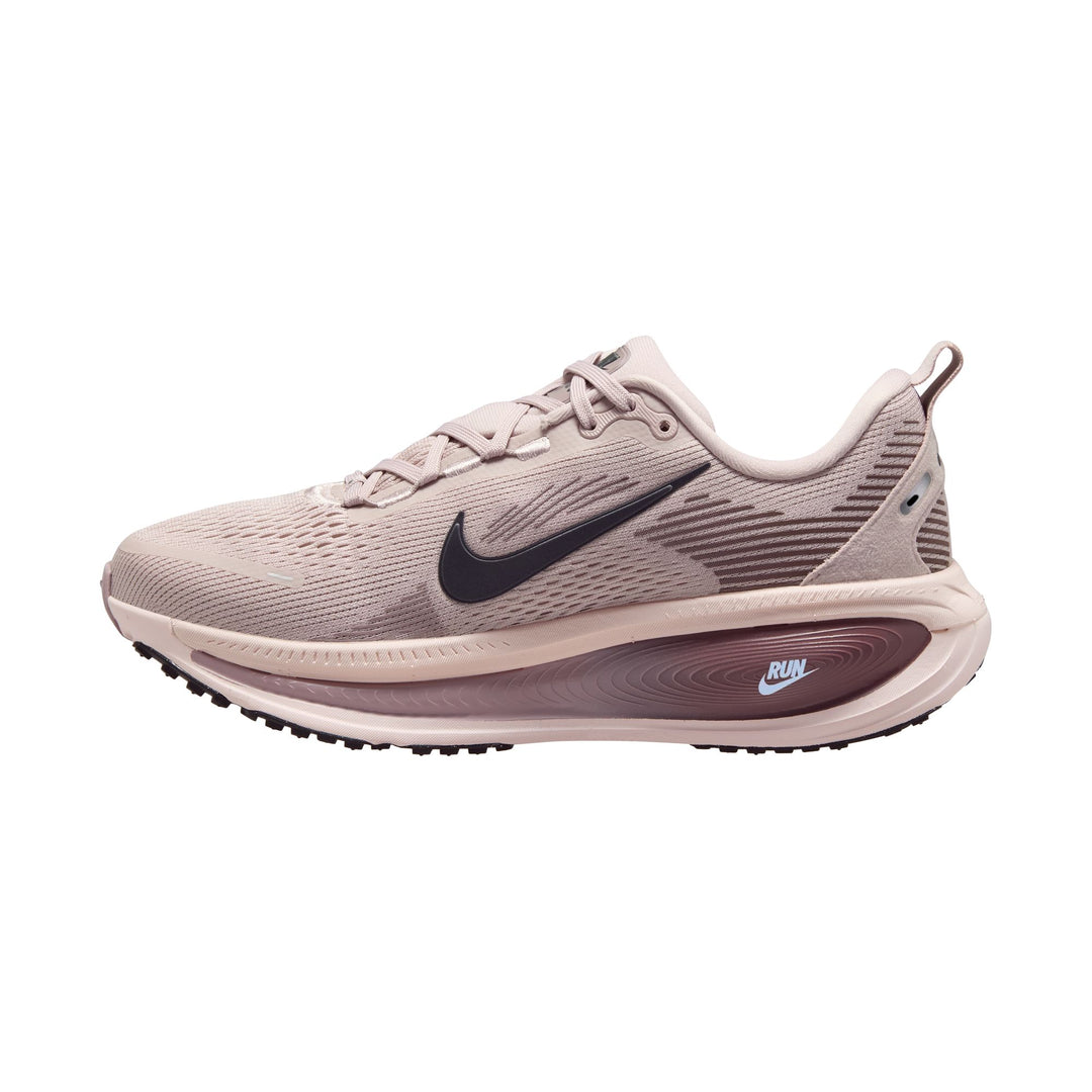 Nike Damen Vomero 18 – Particle Rose/Off Noir/Silt Red/Tattoo – Neutral – SP26