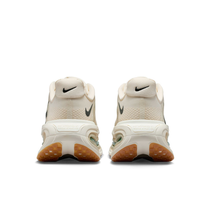 Nike Herren Vomero Premium – Pale Ivory/Black Spruce/Sand Drift – Neutral – SU26