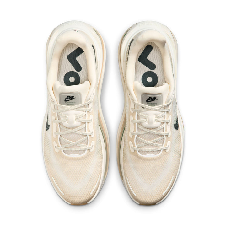 Nike Herren Vomero Premium – Pale Ivory/Black Spruce/Sand Drift – Neutral – SU26
