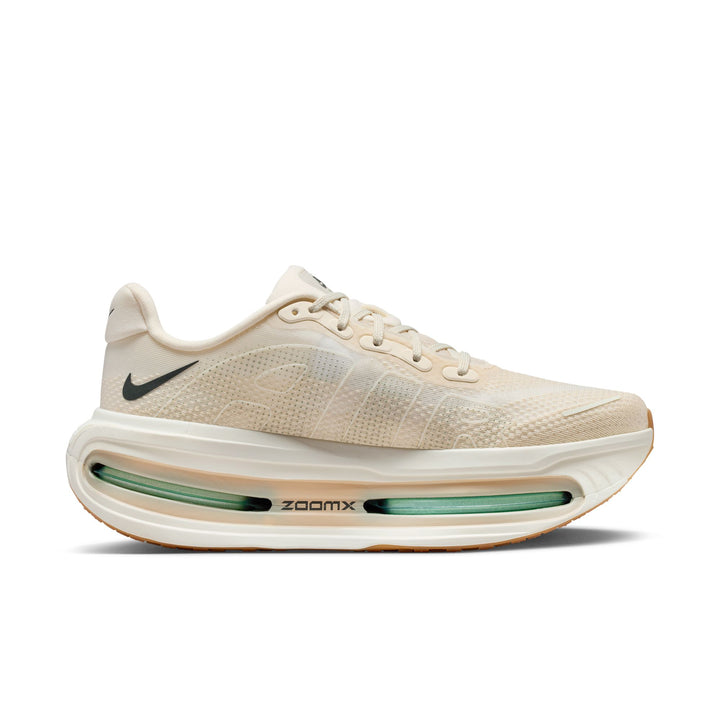 Nike Herren Vomero Premium – Pale Ivory/Black Spruce/Sand Drift – Neutral – SU26