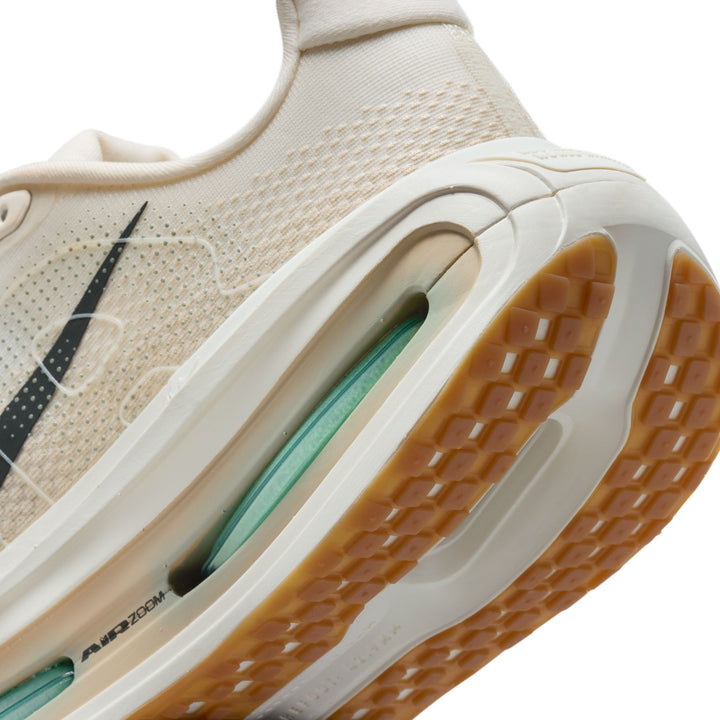 Nike Herren Vomero Premium – Pale Ivory/Black Spruce/Sand Drift – Neutral – SU26