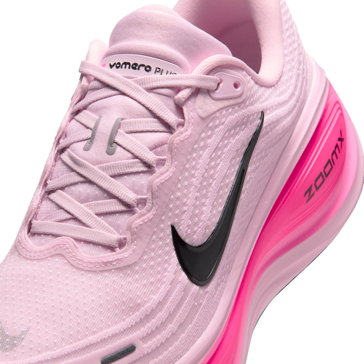 Nike Herren Vomero Plus – Pink Foam/Schwarz/Hyper Pink/Pink Beam – Neutral – HO25