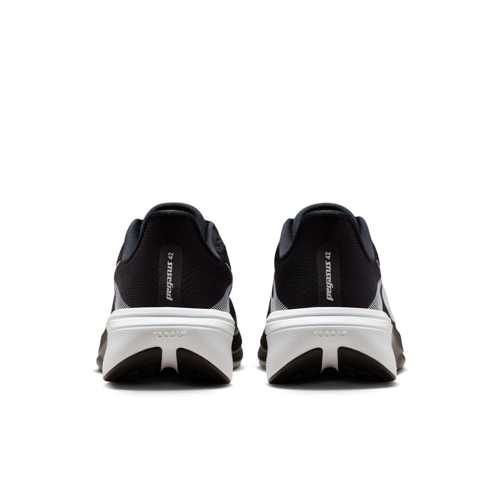 Nike Herren Pegasus 42 – Schwarz/Weiß/Photon Dust – Neutral – SU26