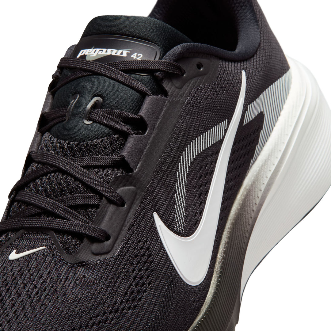 Nike Herren Pegasus 42 – Schwarz/Weiß/Photon Dust – Neutral – SU26