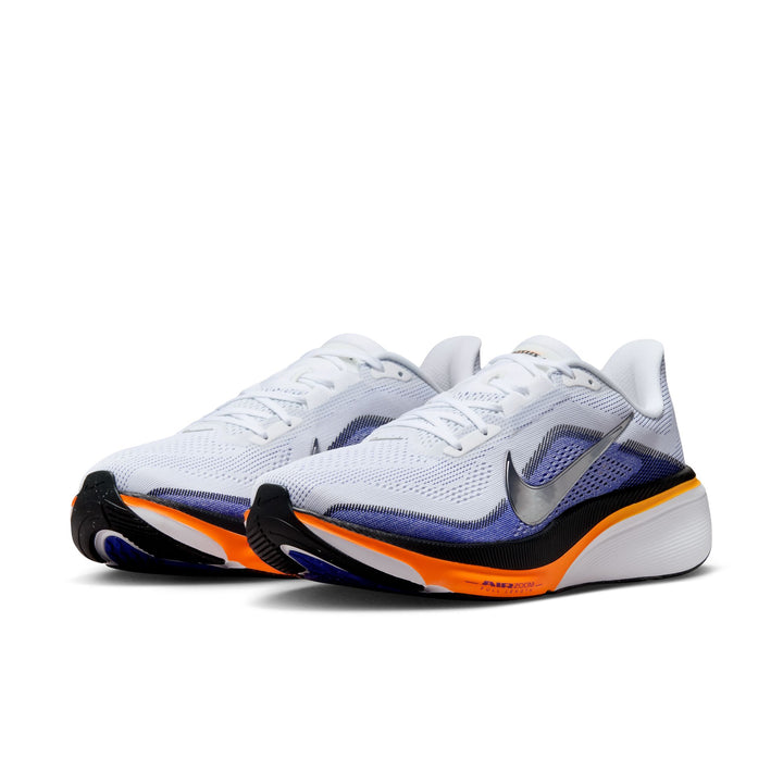 Nike Herren Pegasus 42 – Weiß/Metallic Silver/Lapis/Total Orange – Neutral – SU26