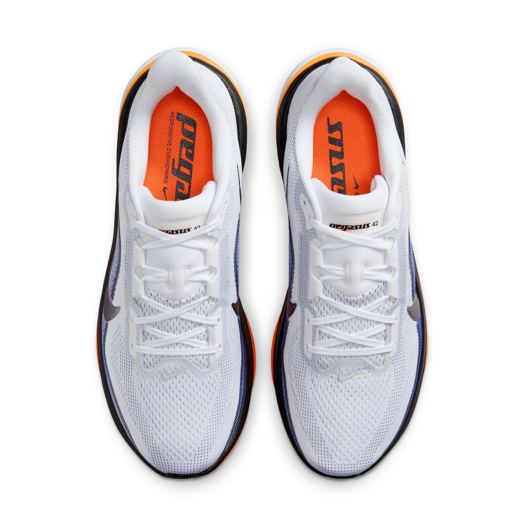 Nike Herren Pegasus 42 – Weiß/Metallic Silver/Lapis/Total Orange – Neutral – SU26