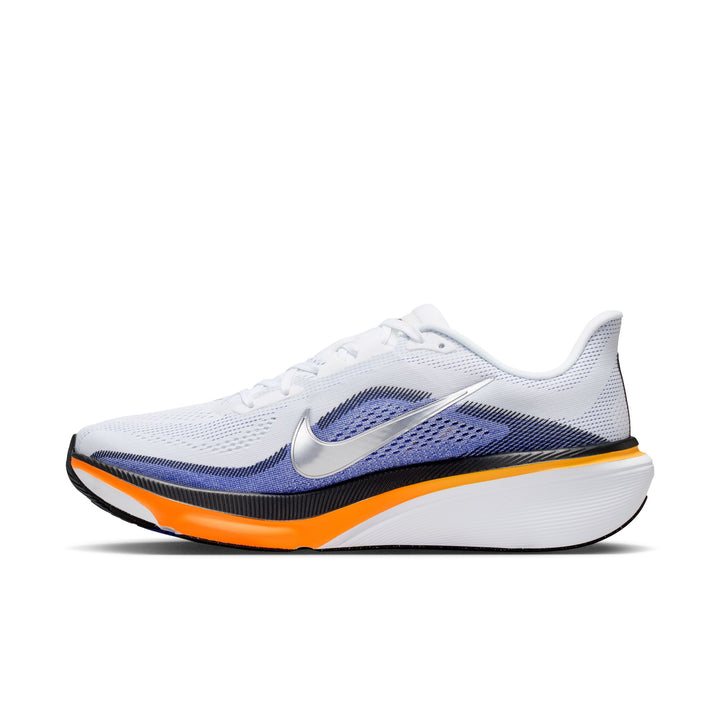 Nike Herren Pegasus 42 – Weiß/Metallic Silver/Lapis/Total Orange – Neutral – SU26