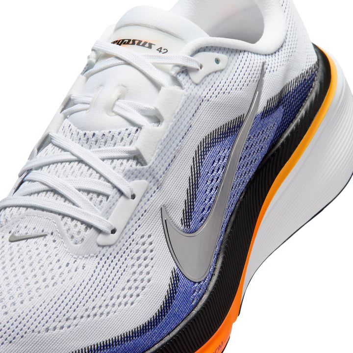 Nike Herren Pegasus 42 – Weiß/Metallic Silver/Lapis/Total Orange – Neutral – SU26