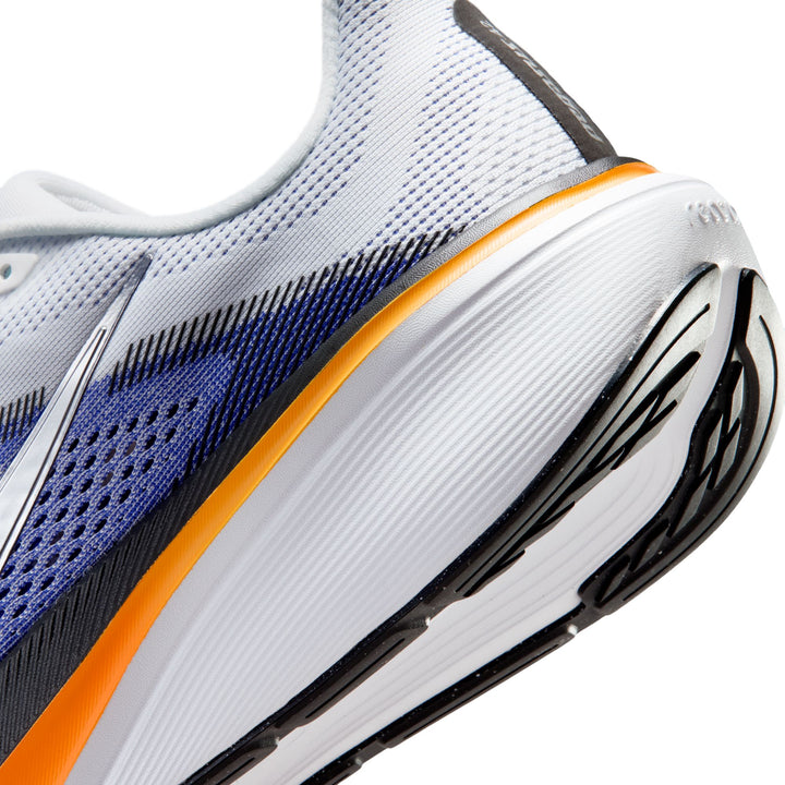 Nike Herren Pegasus 42 – Weiß/Metallic Silver/Lapis/Total Orange – Neutral – SU26