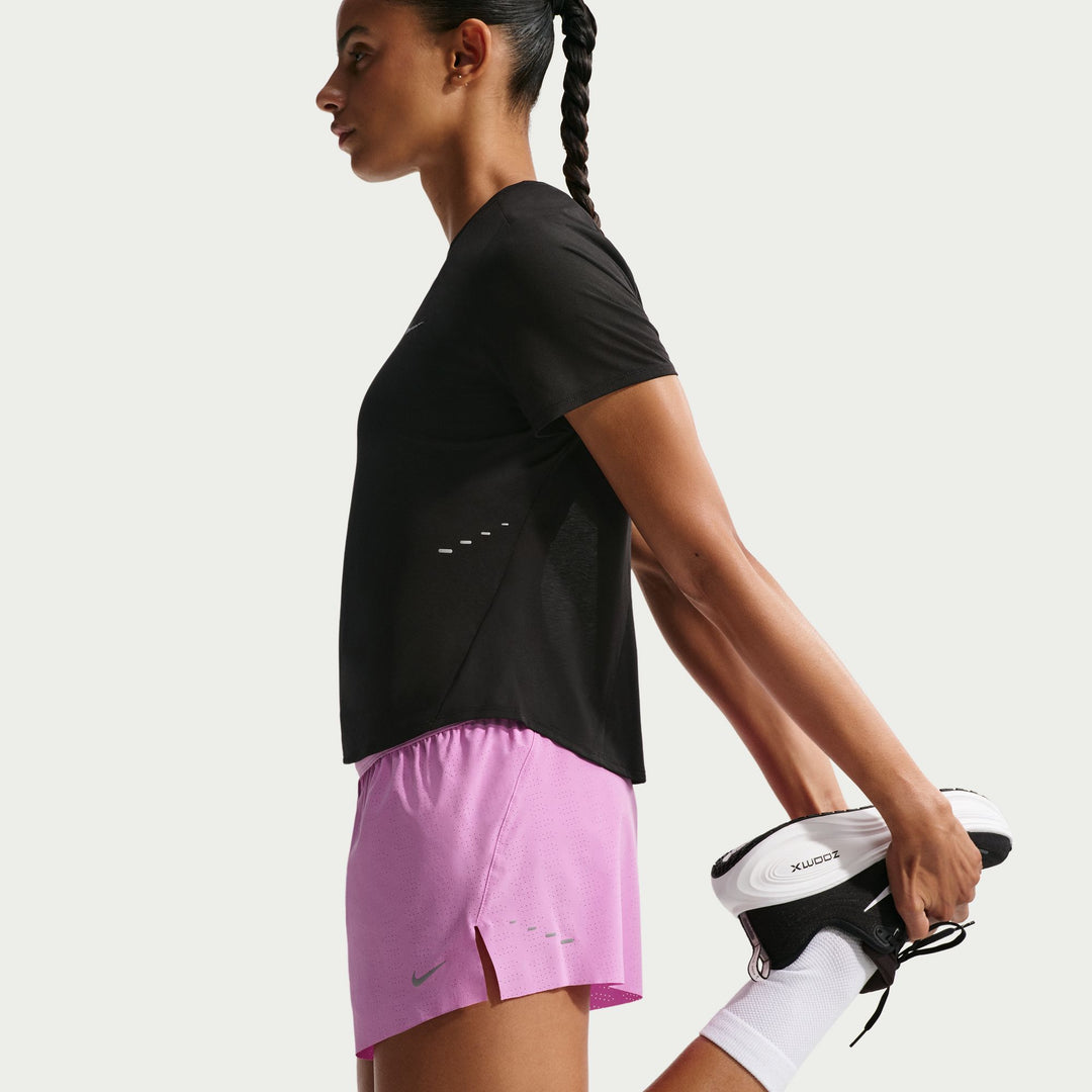 Nike Damen Dri-FIT Mid-Rise 2,5" Swift Breathe Shorts mit Slip-Lined - Hellmagenta/Photon Dust/Reflektierendes Silber
