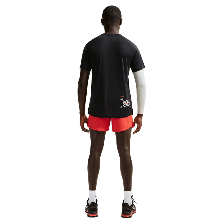 Nike Herren Stride Dri-FIT ADV SS Grafik-T-Shirt – Schwarz