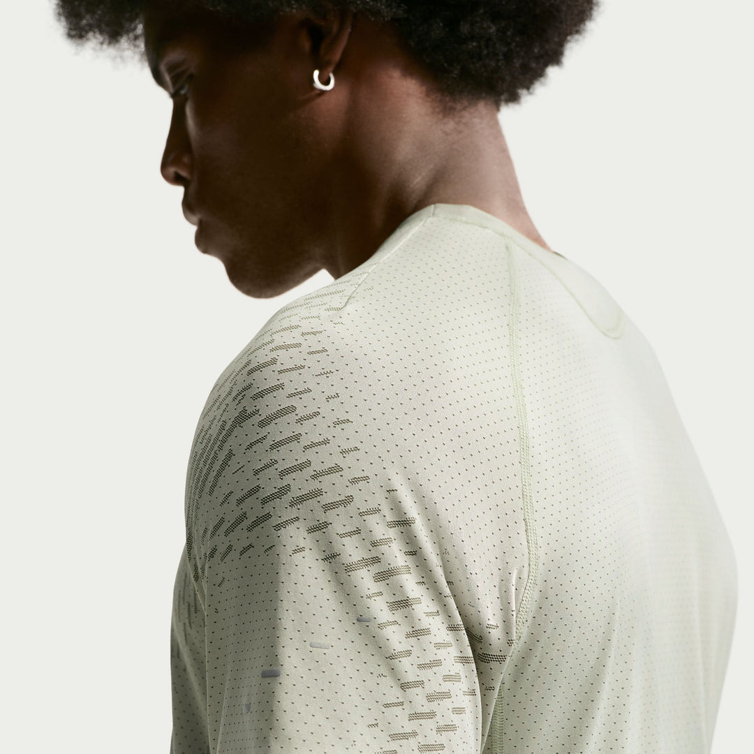 T-shirt Nike Dri-FIT ADV Stride Plus pour hommes - Brouillard épicéa/Armée légère/Argent réfléchissant