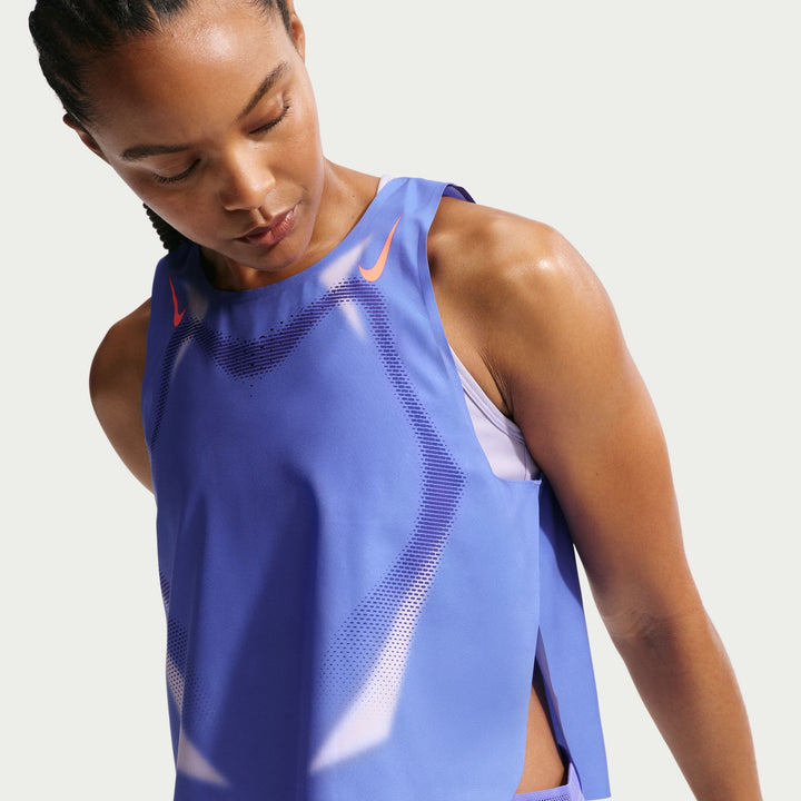 Débardeur court de course Nike Dri-FIT ADV pour femmes - Saphir/Lave chaude/Lave chaude