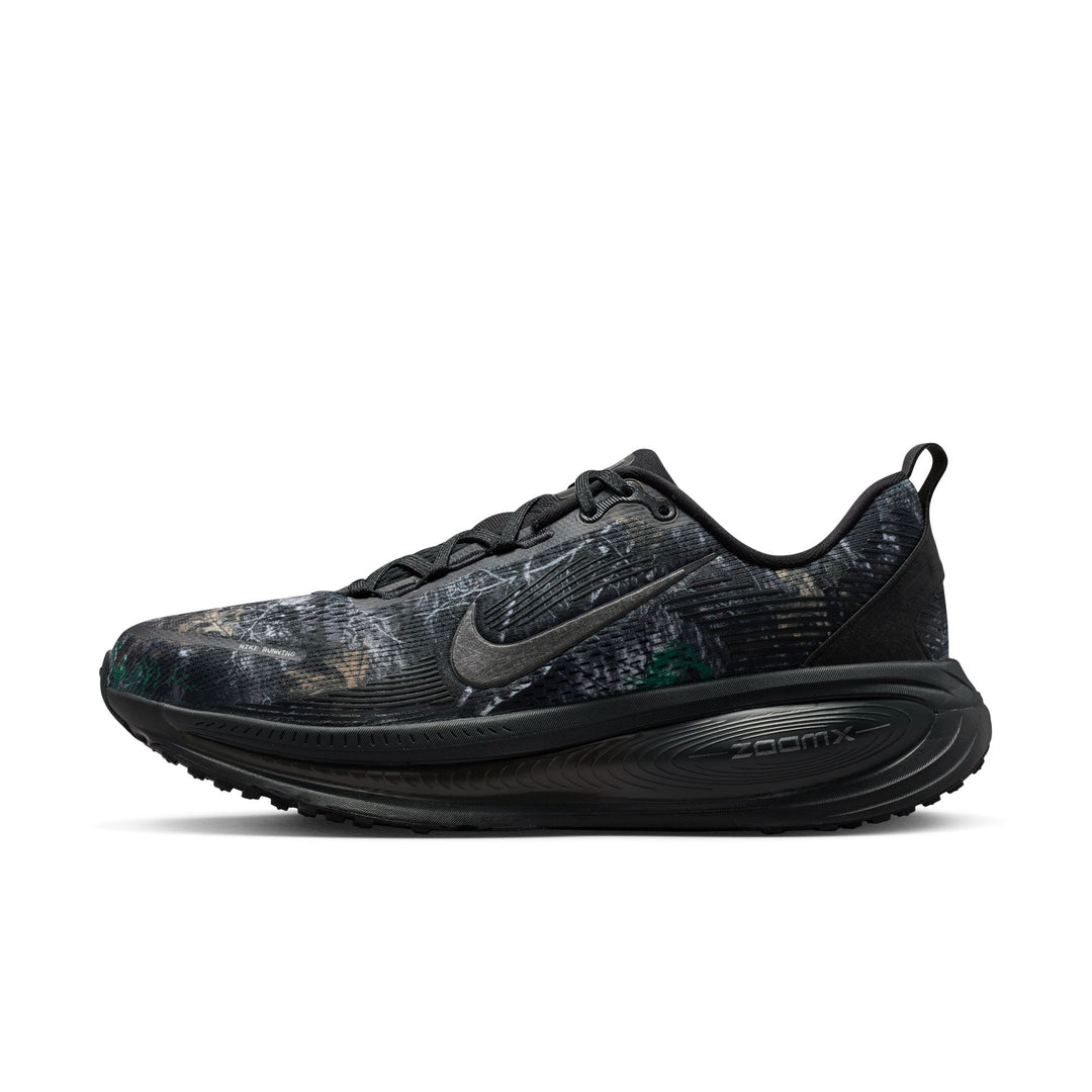 Nike Herren Vomero 18 Realtree® - Schwarz/Metallisches Dunkelgrau/Dunkles Rauchgrau - Neutral - SP26