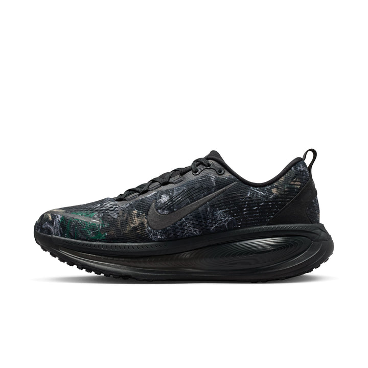 Nike Herren Vomero 18 Realtree® - Schwarz/Metallisches Dunkelgrau/Dunkles Rauchgrau - Neutral - SP26