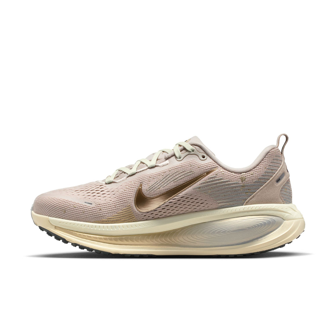 Nike Damen Vomero 18 SE - Creme/Metallic Gold Grain/Coconut Milk - Neutral - SP26