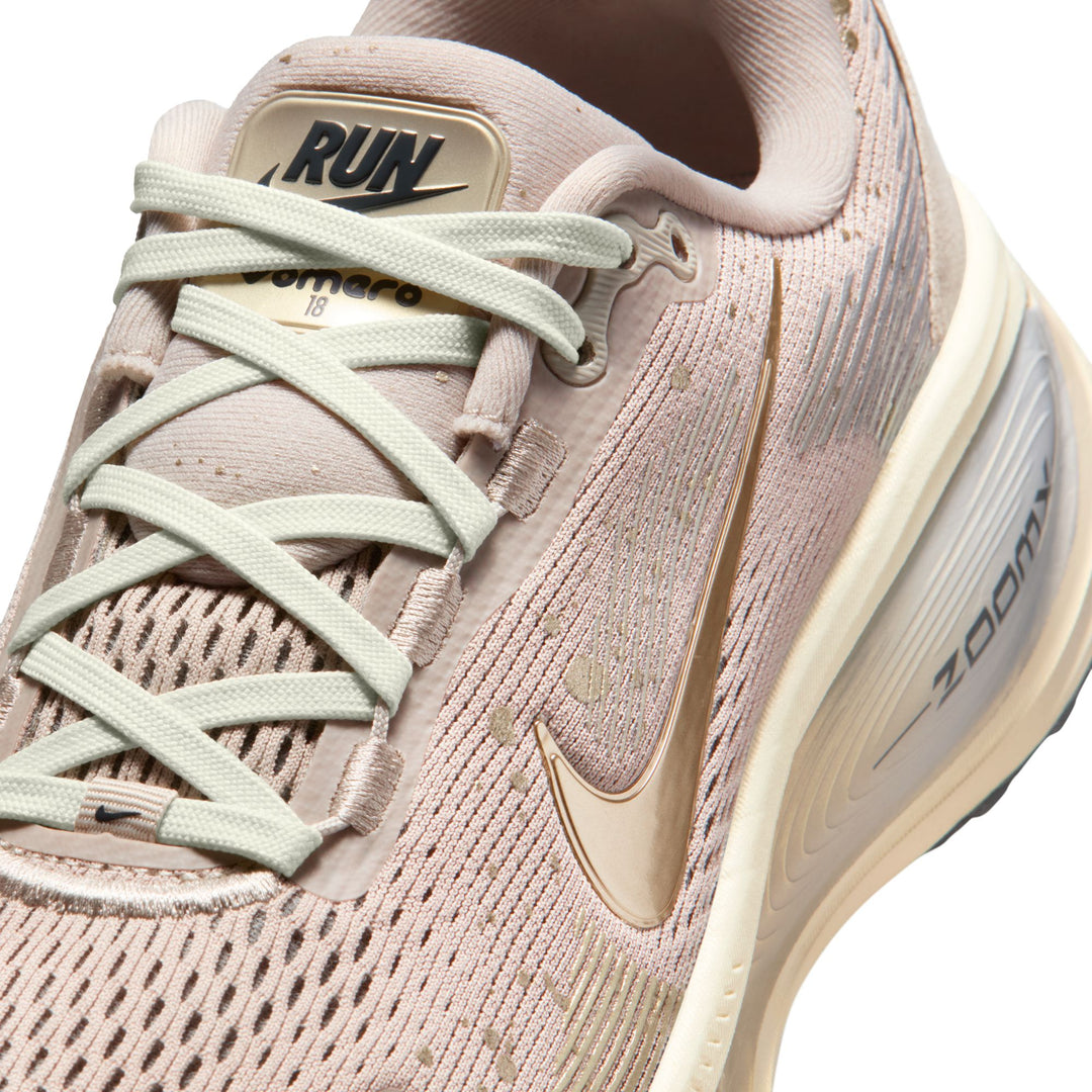 Nike Damen Vomero 18 SE - Creme/Metallic Gold Grain/Coconut Milk - Neutral - SP26
