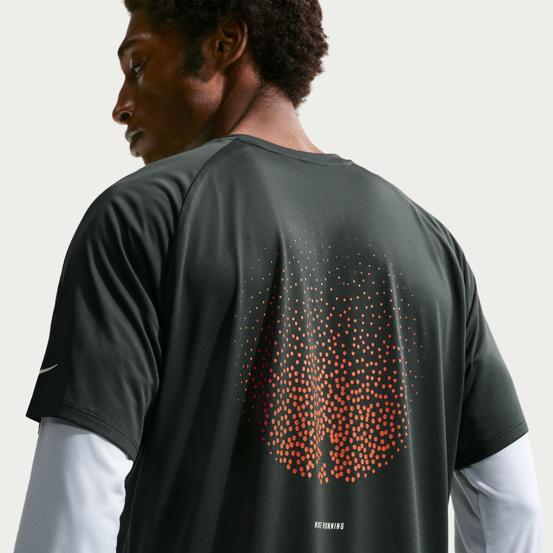 Nike Herren Stride Dri-FIT ADV S/S Lauf-T-Shirt – Schwarzfichte