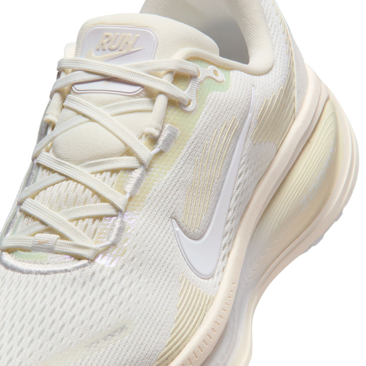Nike Damen Vomero 18 – Summit White/White Chalk/Sea Glass – Neutral – SP26
