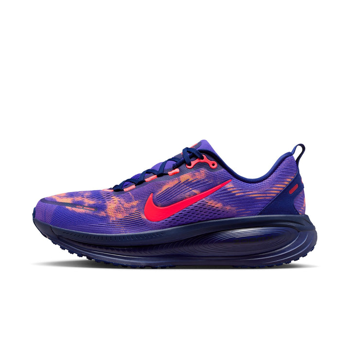 Nike Herren Vomero 18 – Indigo Burst/Hot Lava/Blue Void – Neutral – SP26