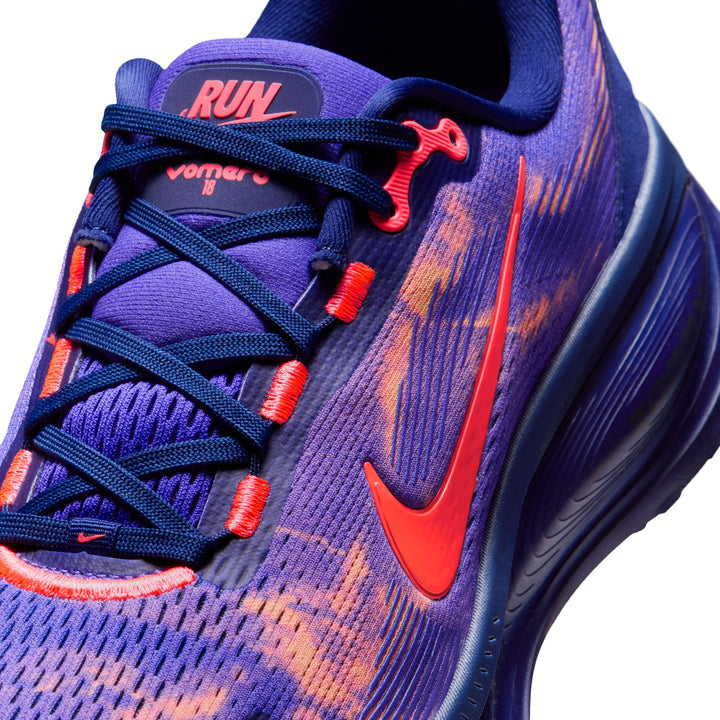 Nike Herren Vomero 18 – Indigo Burst/Hot Lava/Blue Void – Neutral – SP26