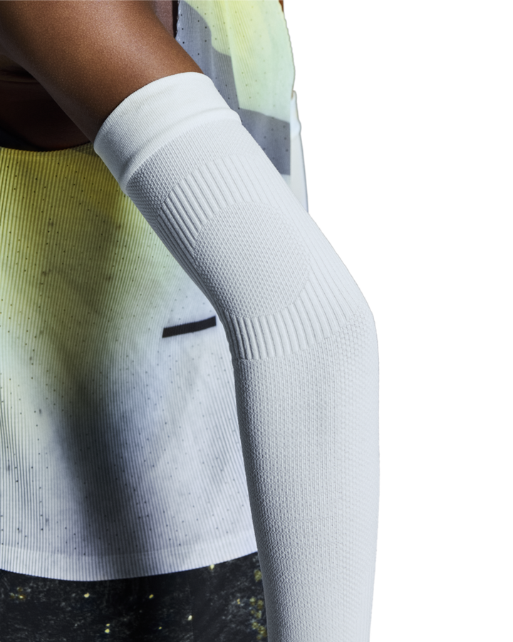 ON Performance Arm Sleeves Unisex - White