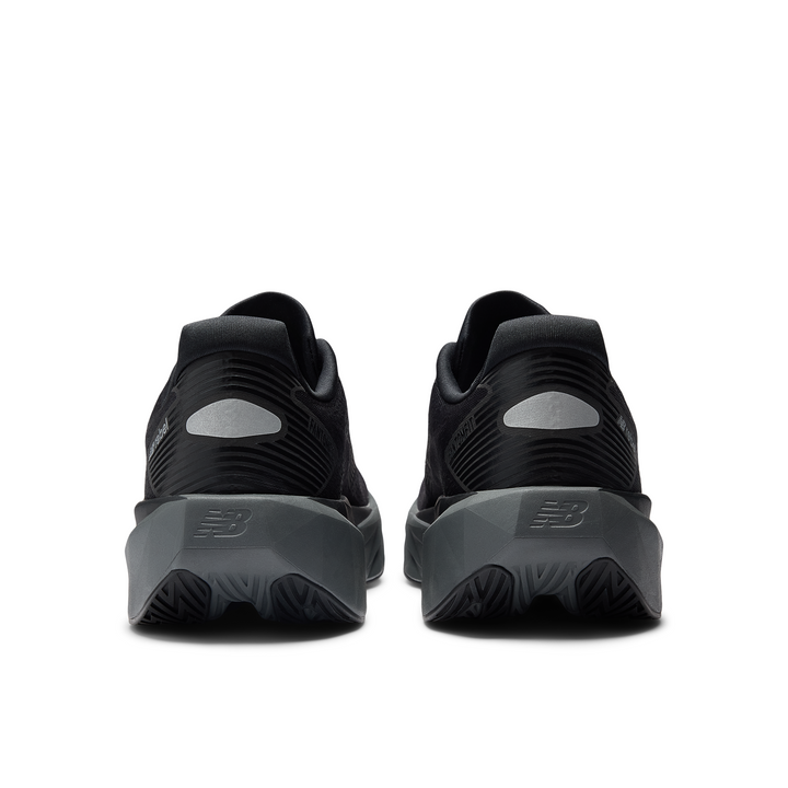 New Balance FuelCell Rebel V5 pour hommes - Noir/Castlerock/Argent métallisé - Neutre - SS26